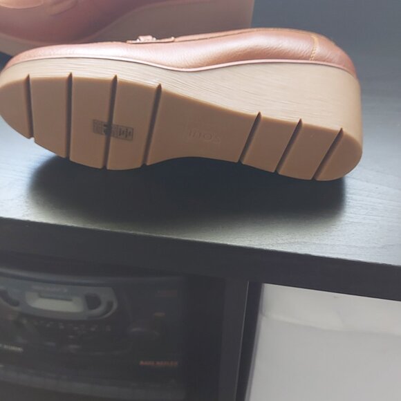 Ladies tan shoes by Naturalizer - Picture 2 of 3